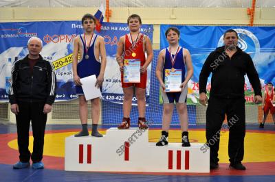 победитель в весе до 55 кг Максим Колосов